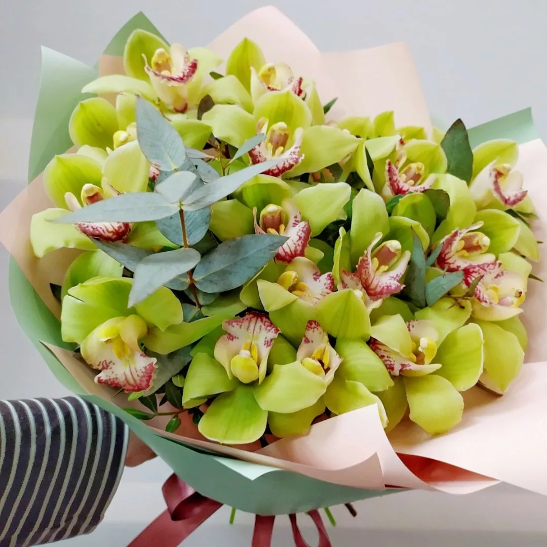 Букет "Yellowzy" из орхидей и эвкалипта