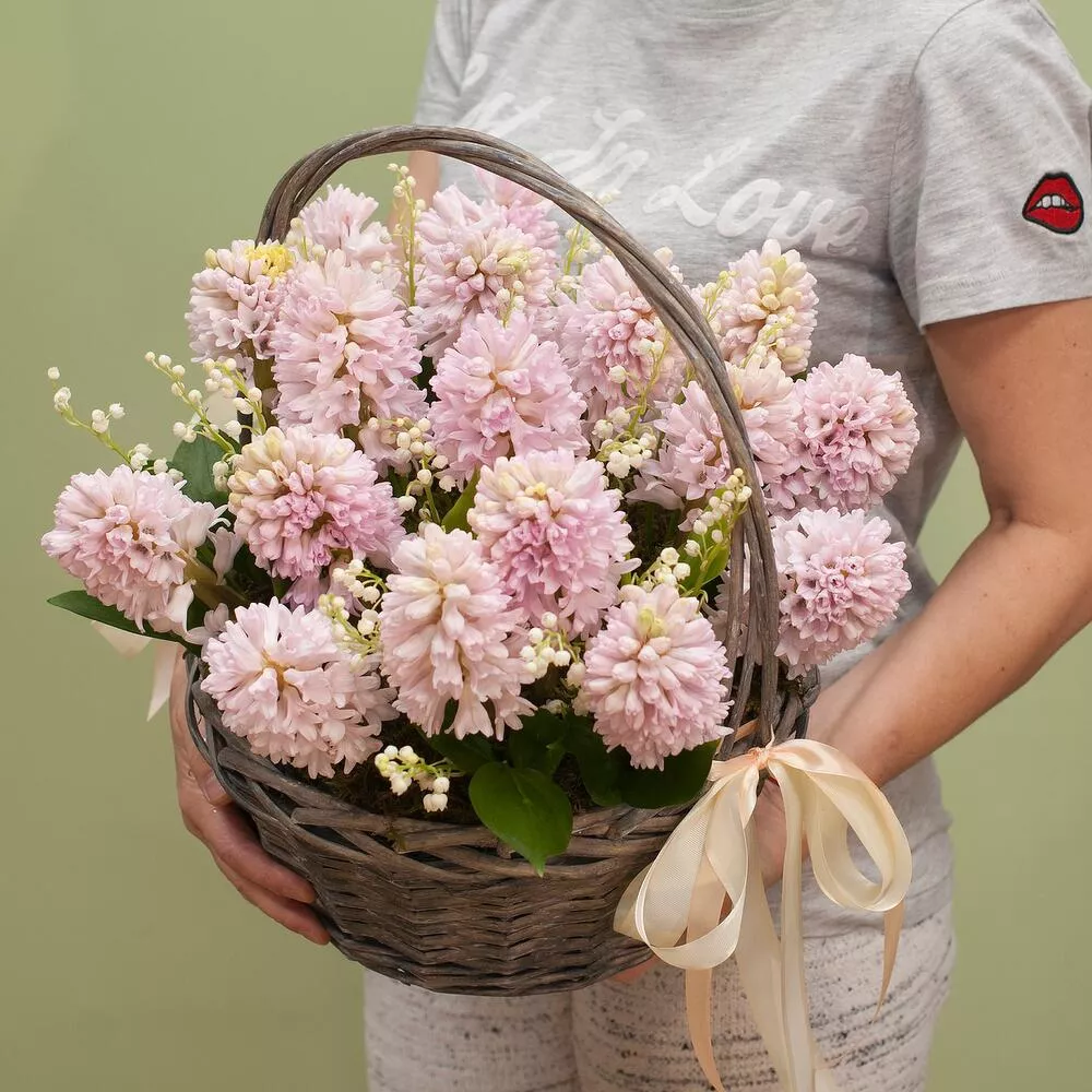 Композиция "Фляйн" из гиацинтов и ландышей в корзине
