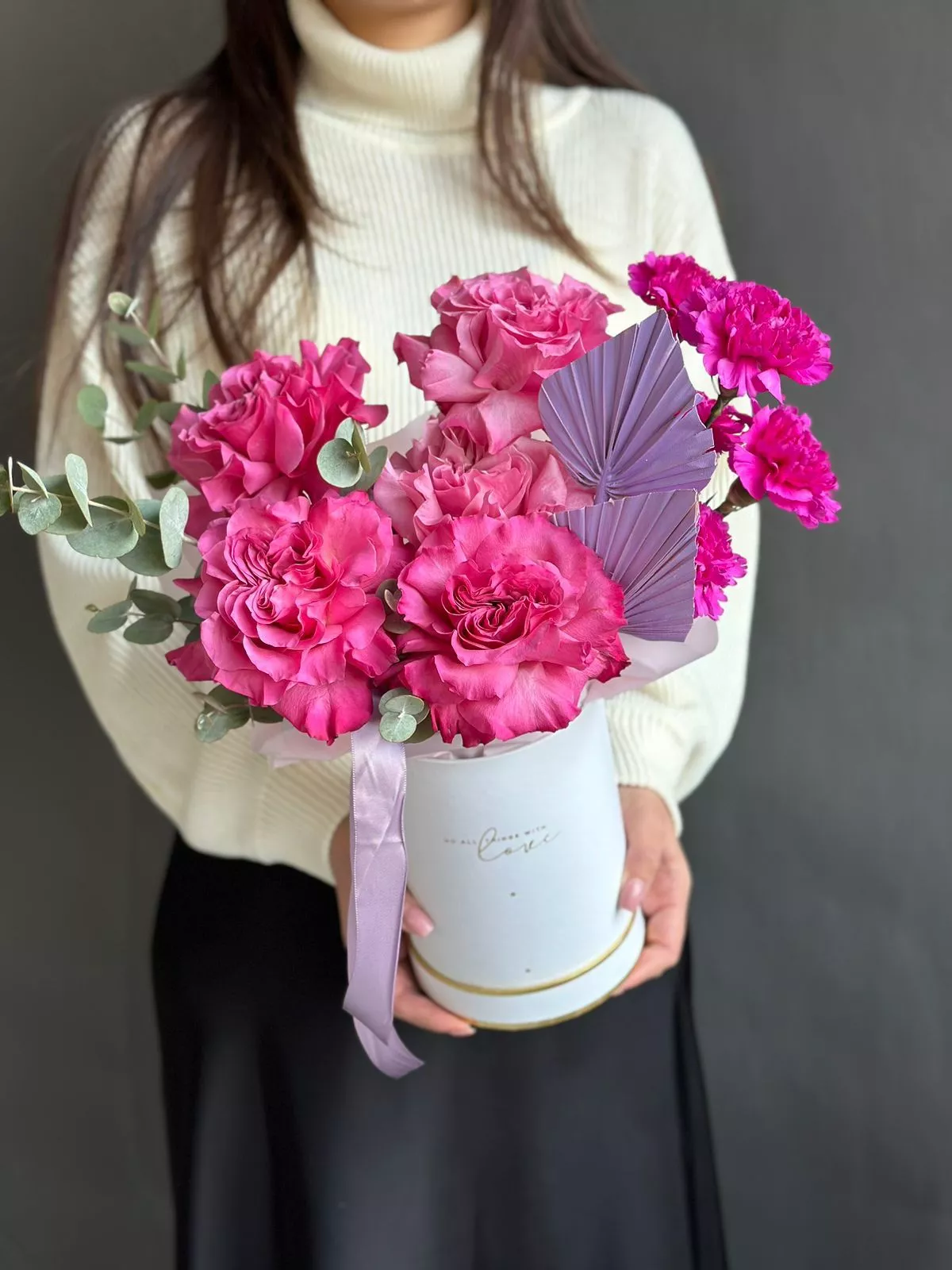 Комопзиция "Розия" из гвоздик и роз в коробке