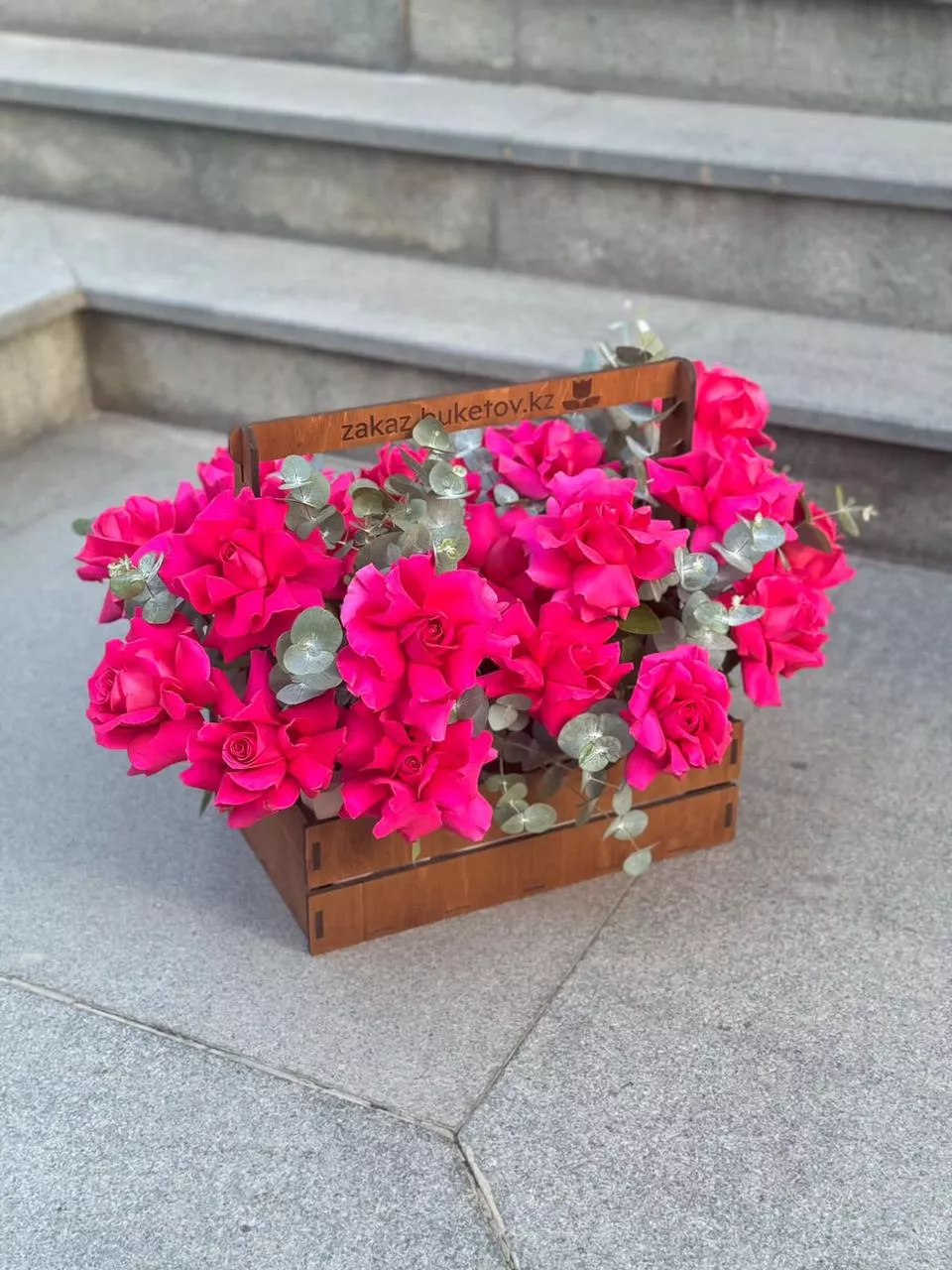 Композиция "Розовая романтика" из роз в деревянном ящике