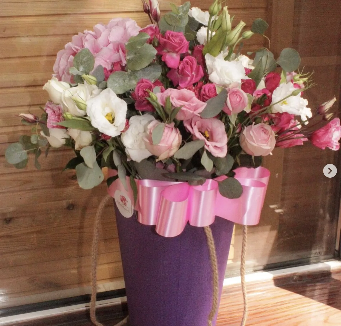 Композиция "Милое создание" из роз, лизиантусов и эвкалипта