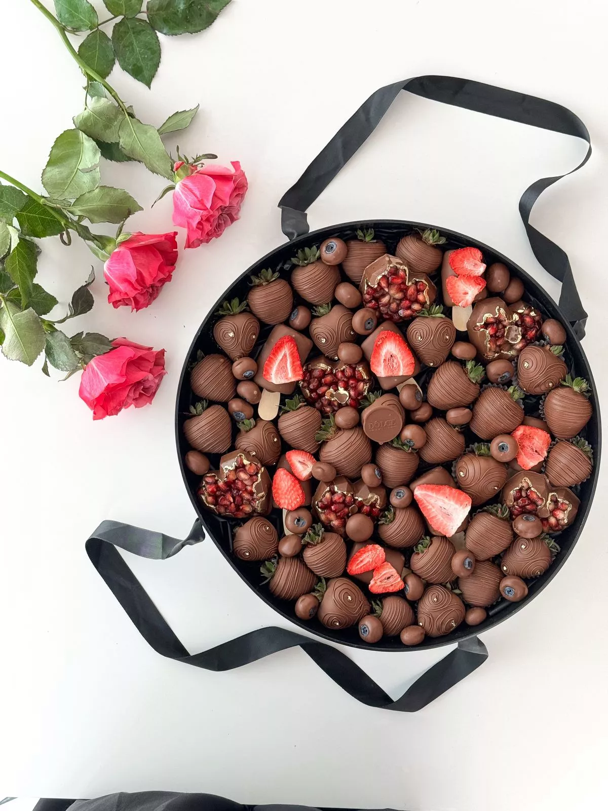 Фруктовый бокс "Rihanna" клубника, бананы, голубика и гранаты в шоколаде