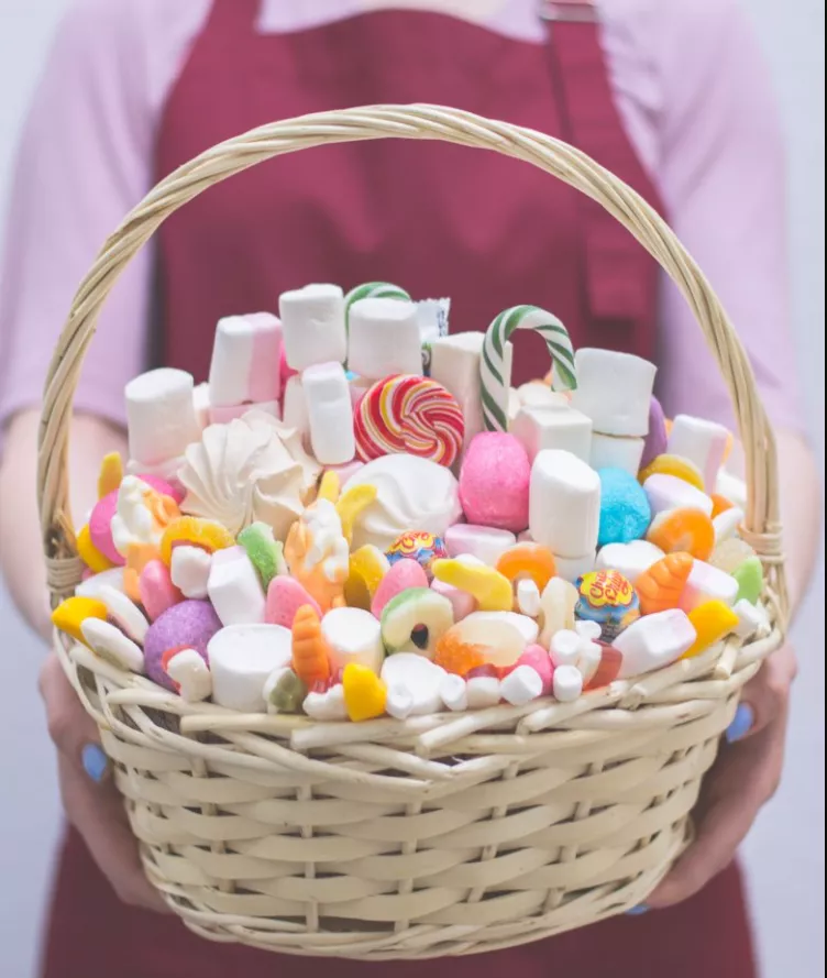 Композиция из маршмэллоу "Новый Год" в корзине