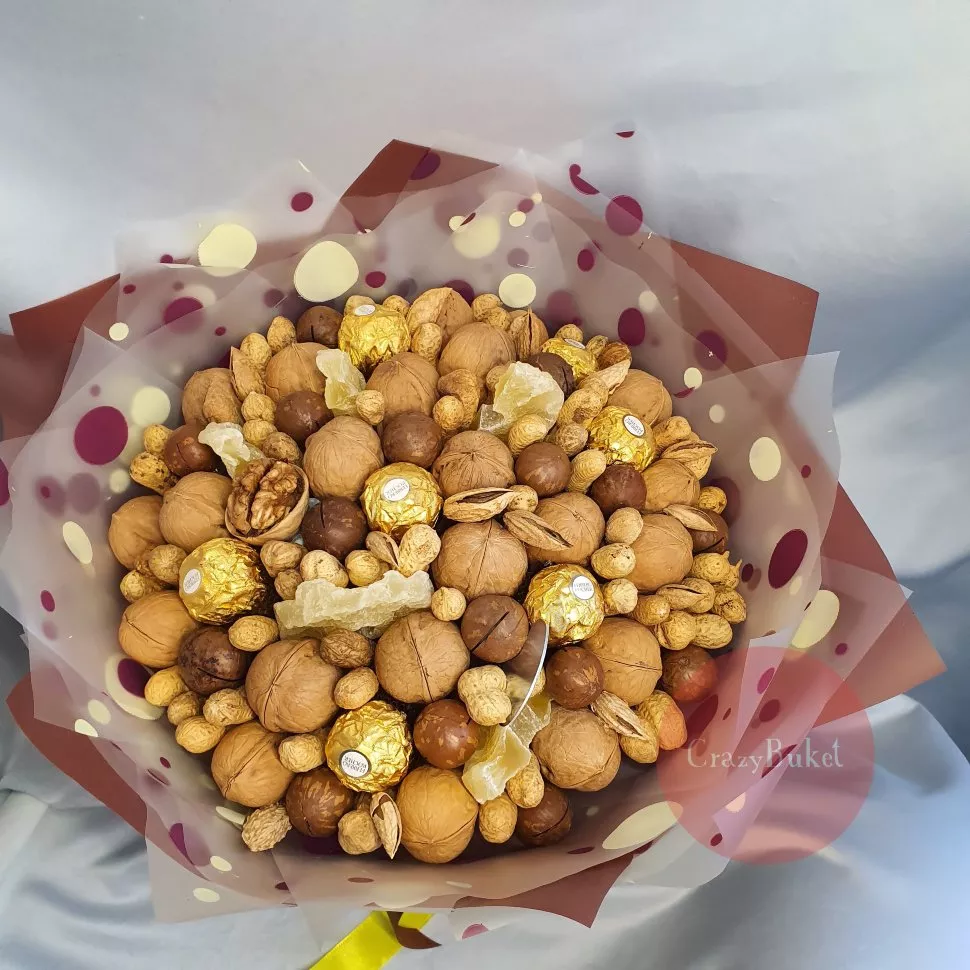 Букет из орехов с конфетами