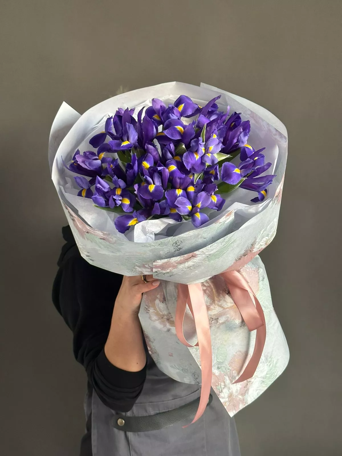 Букет из 15 фиолетовых ирисов в оформлении