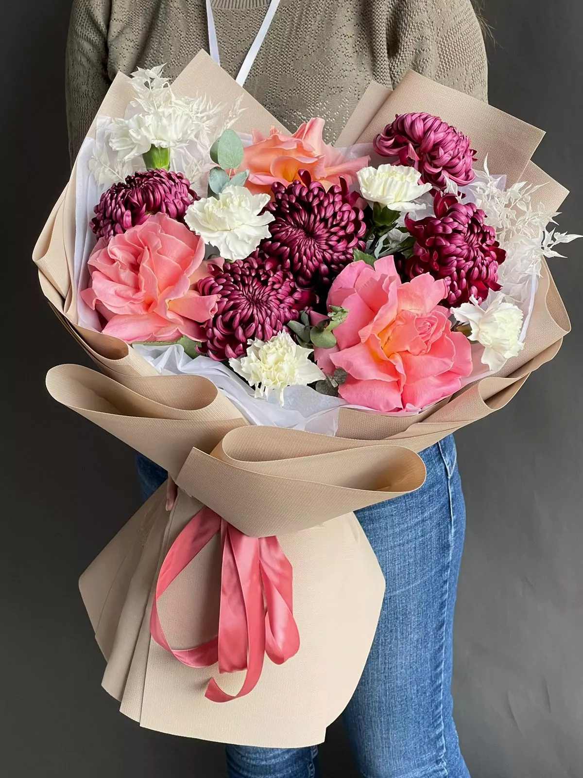 Композиция "Созвездие нежности" из гвоздик, роз и хризантем