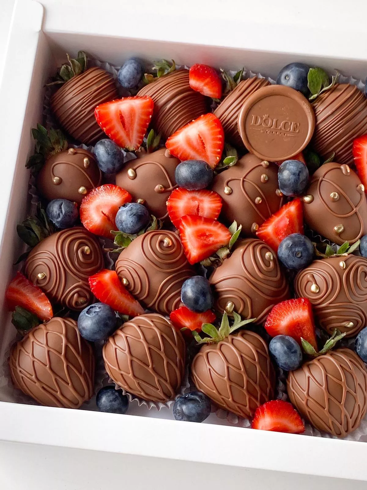 Клубничный бокс "Rosewood" клубника в шоколаде и свежие ягоды