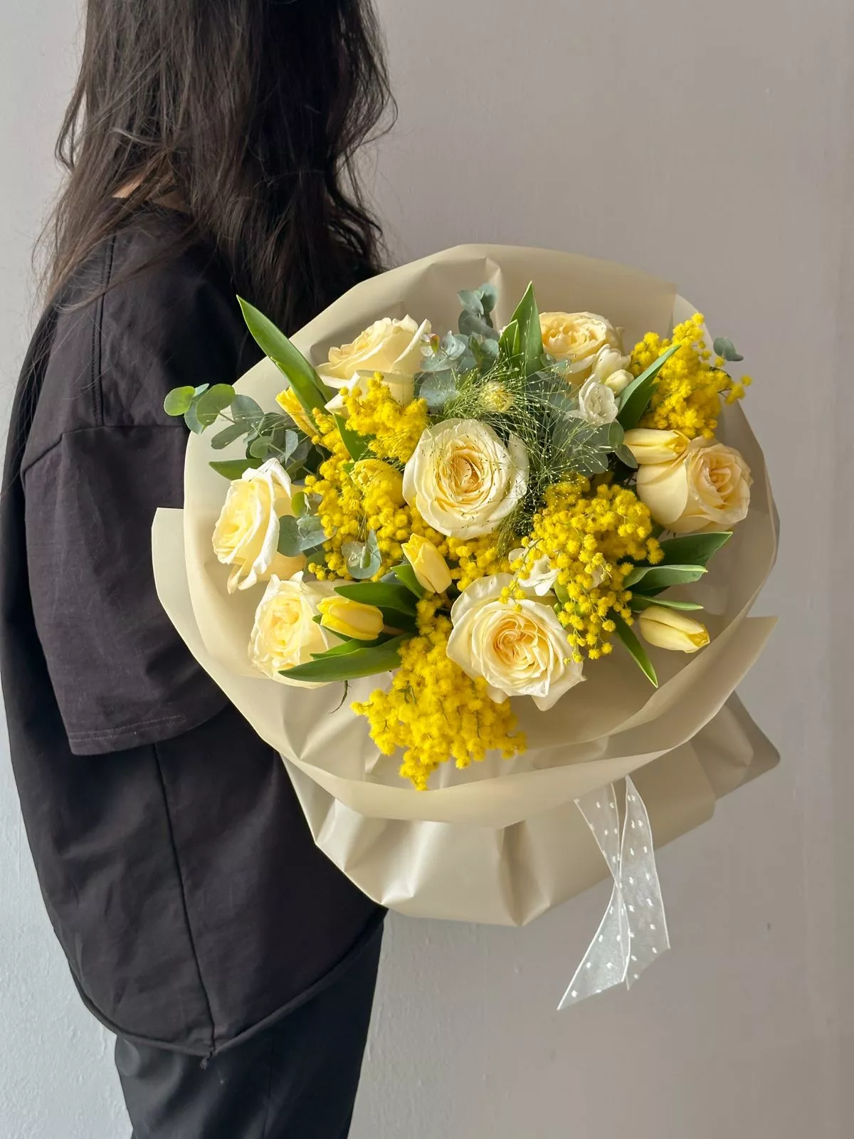 Букет "Lina" из роз, тюльпанов и мимозы