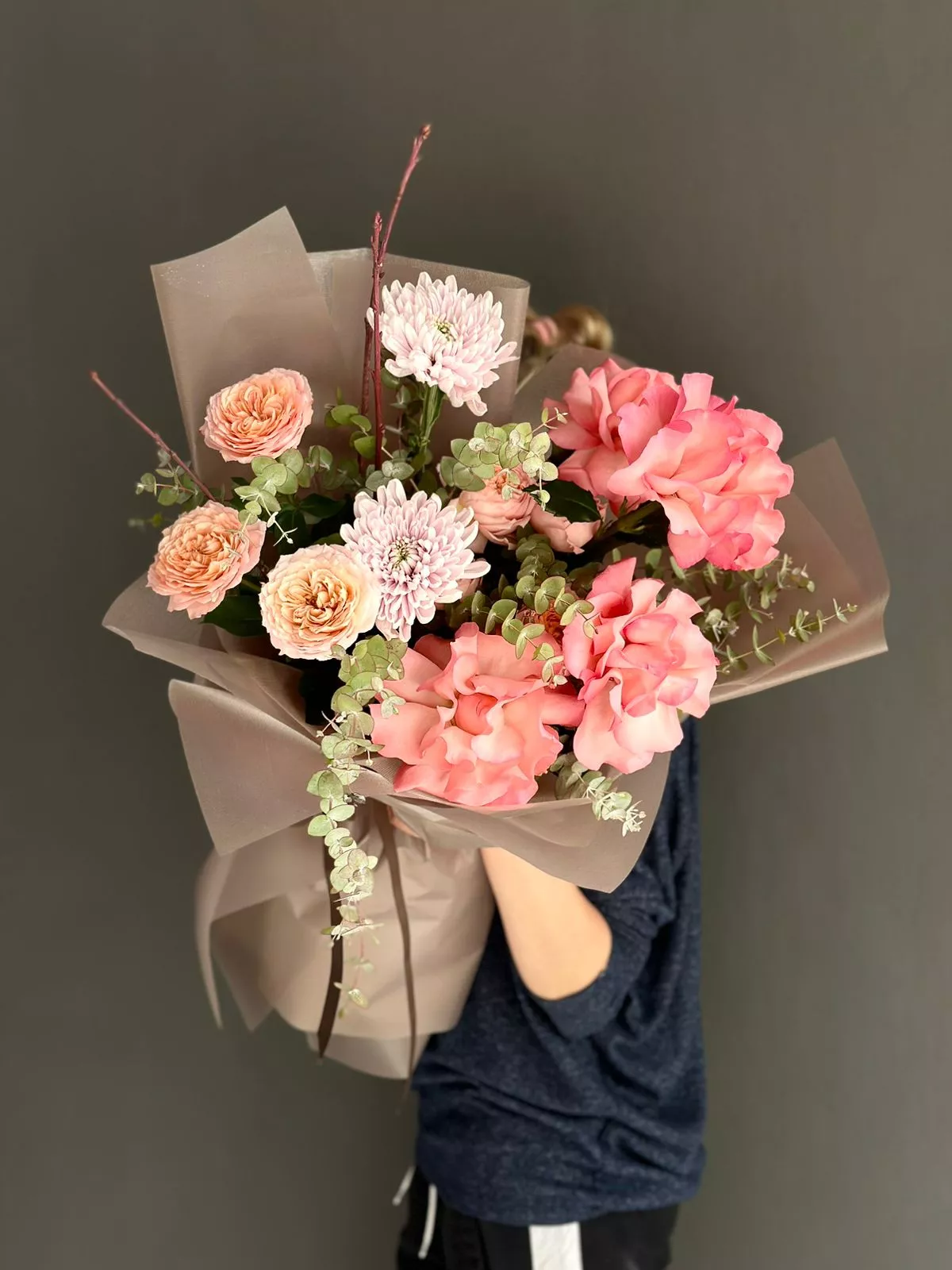 Композиция "Garden Delight"  из роз и хризантем с голландской зеленью