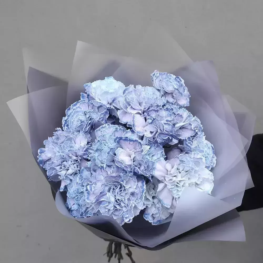 Букет из 11 голубых крашеных гвоздик в оформлении