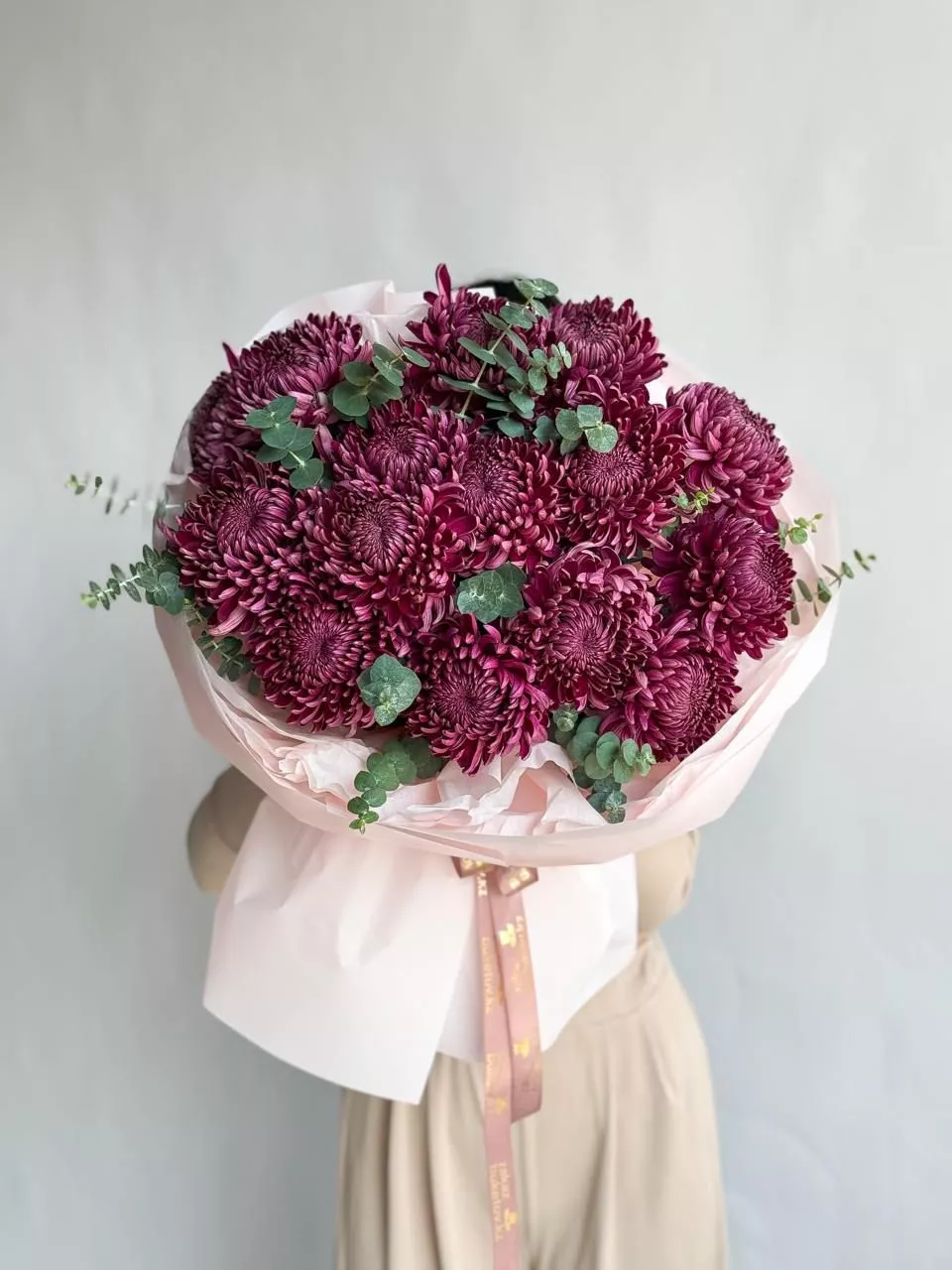 Букет "Осенний бархат" из крупных хризантем и эвкалипта