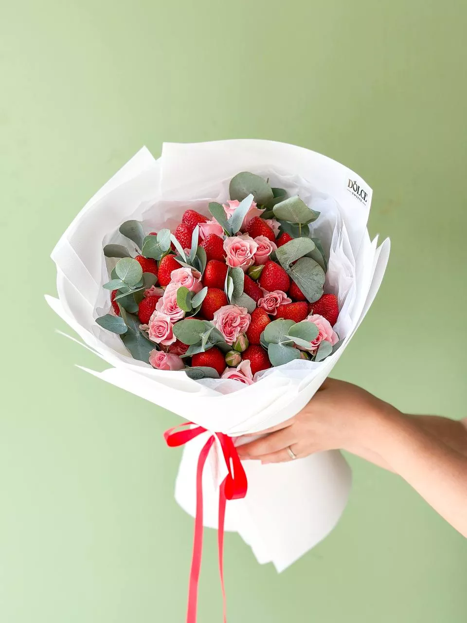 Клубничный букет "Свежесть" M из свежей клубнички и спрей роз