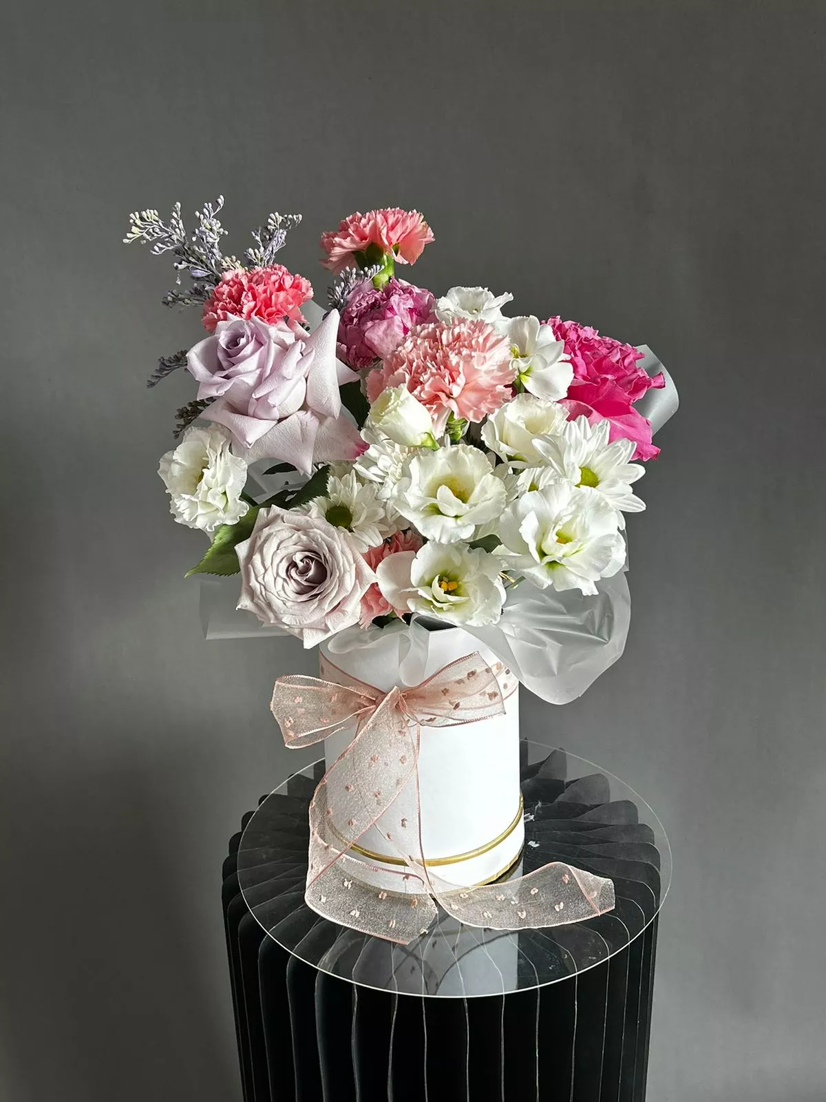 Композиция "Lada" из роз, гвоздик, хризантем и пионов в коробке