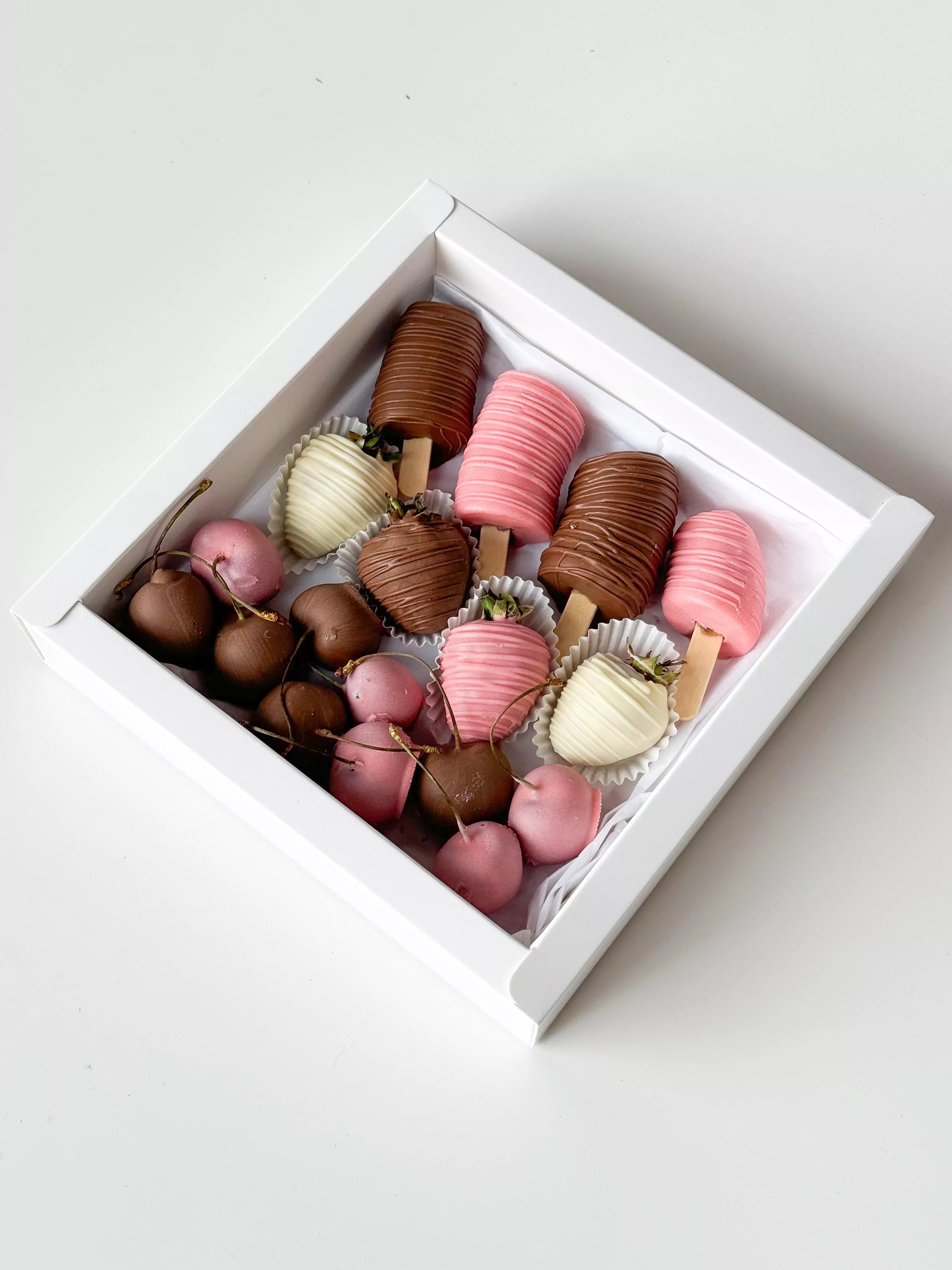 Фруктовый бокс "Pink Sweety" клубника, вишня и бананы в шоколаде