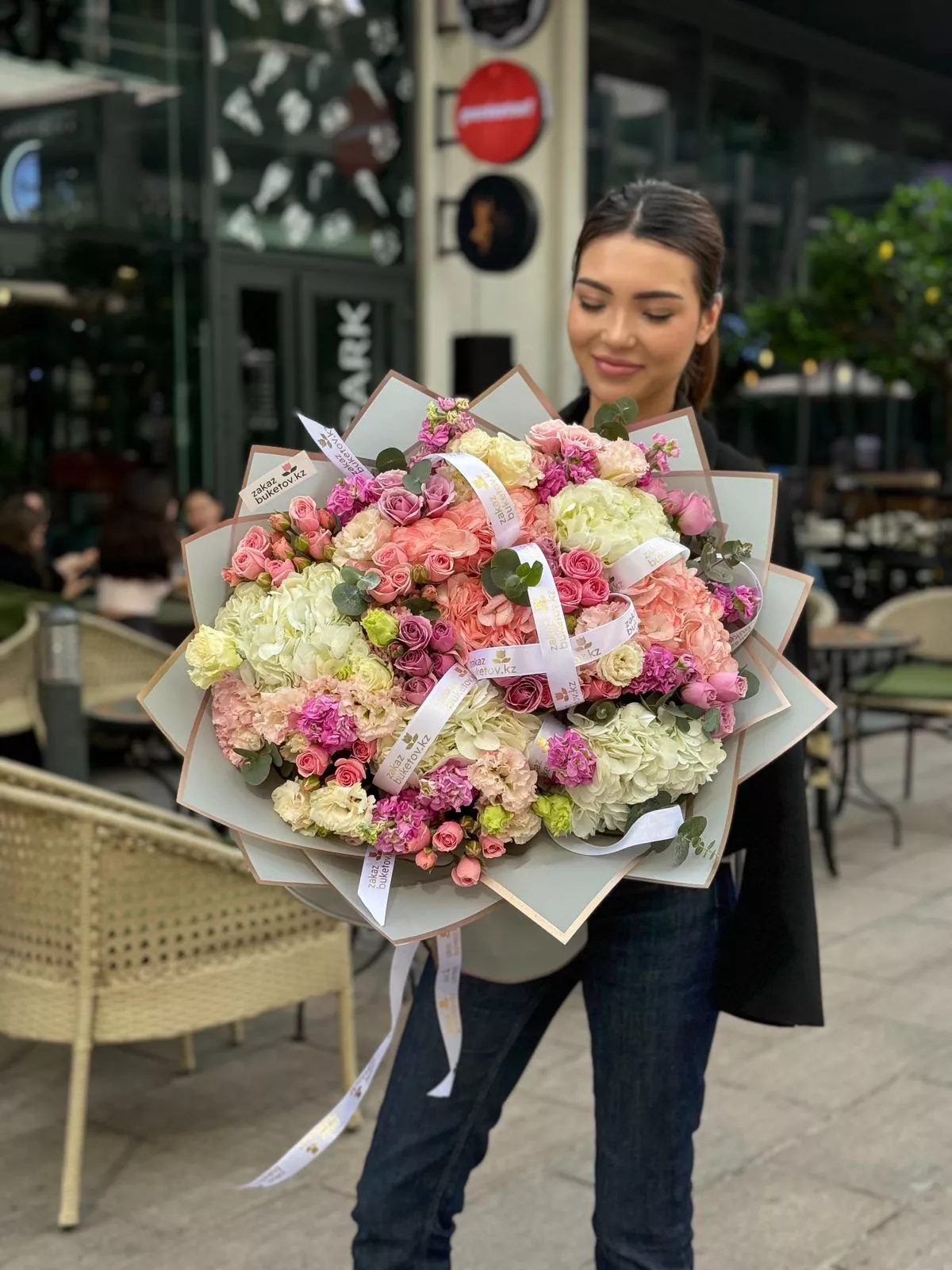 Букет "Сопрано" из гортензий, лизиантусов, маттиолы и спрей роз