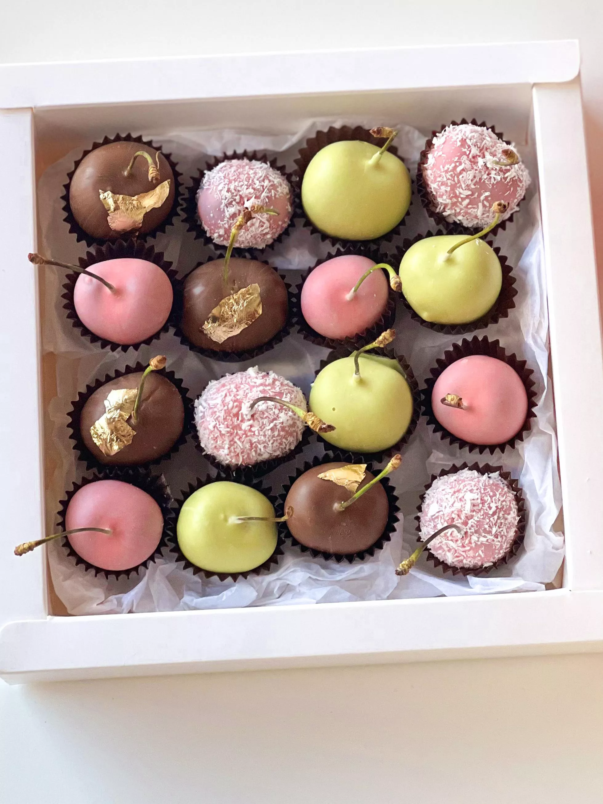 Бокс с черешней "Cherry Blossom" в молочном шоколаде