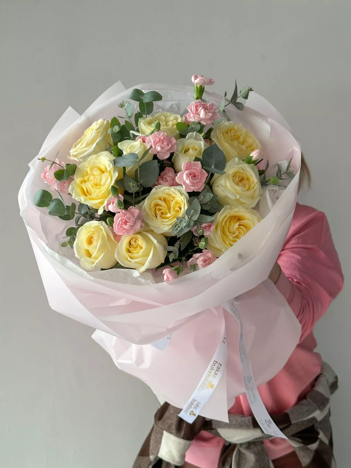 Букет "Mariana" из роз и кустовых гвоздик