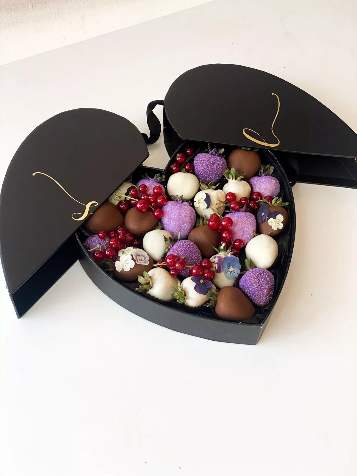 Клубничный бокс "Black diamond" клубника в шоколаде