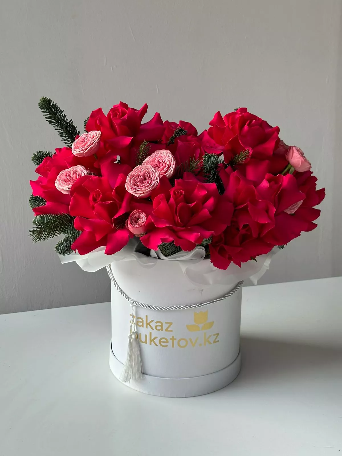 Композиция "Enigmatic Allure" из роз и нобилиса в коробке