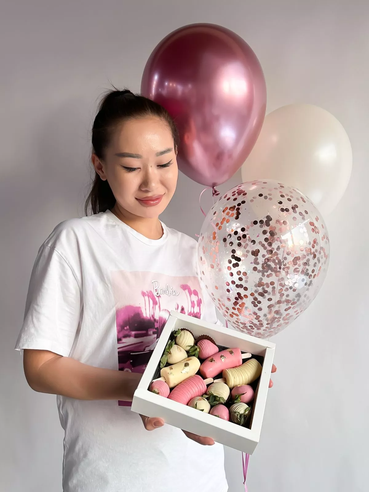 Сет с шарами "Прелесть" клубника и бананы в шоколаде и воздушные шарики