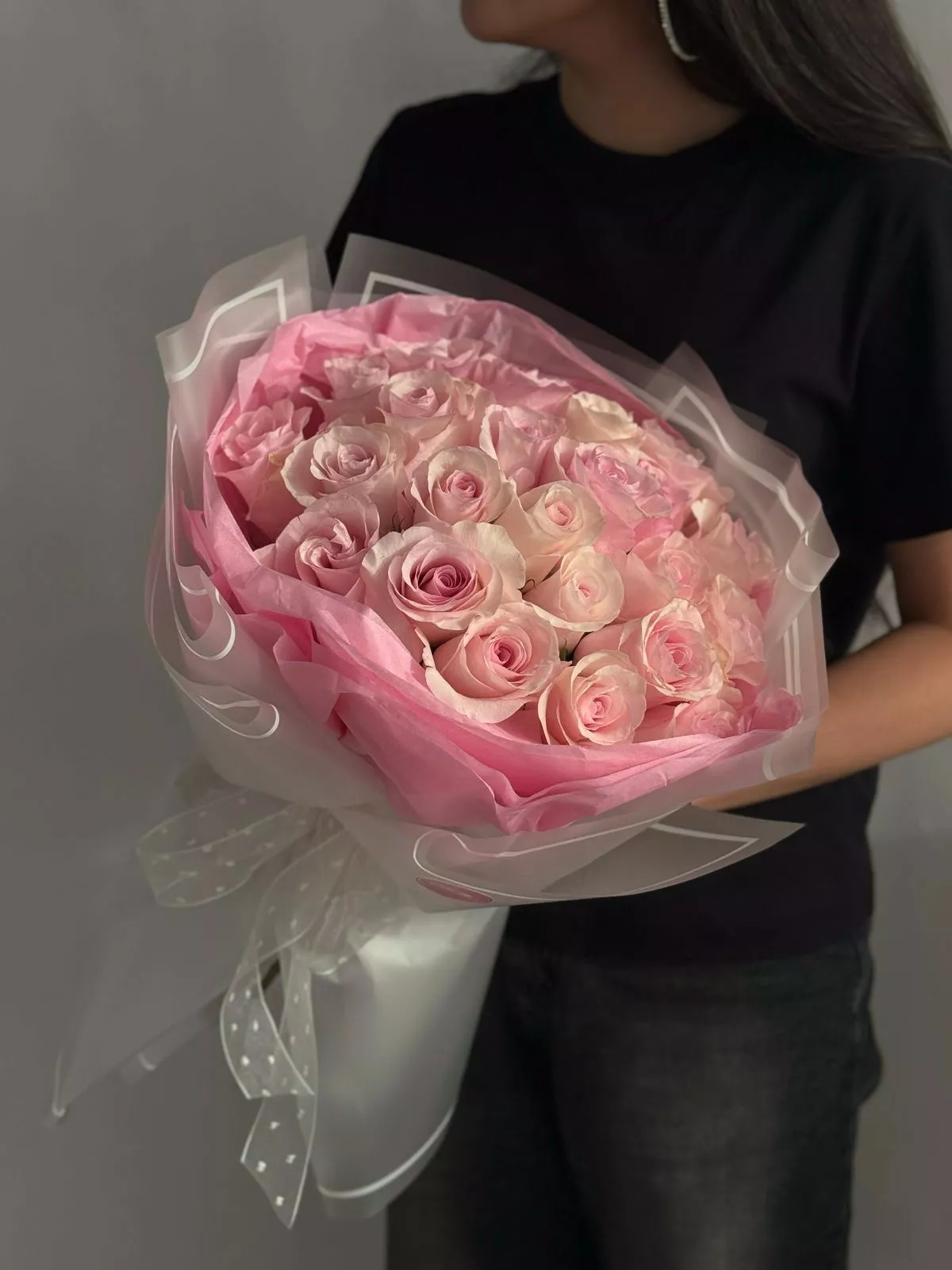 25 нежно розовых роз в матовом оформлении