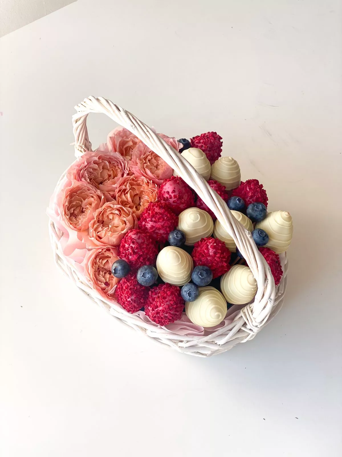 Клубничная корзина с цветами "Gentle"