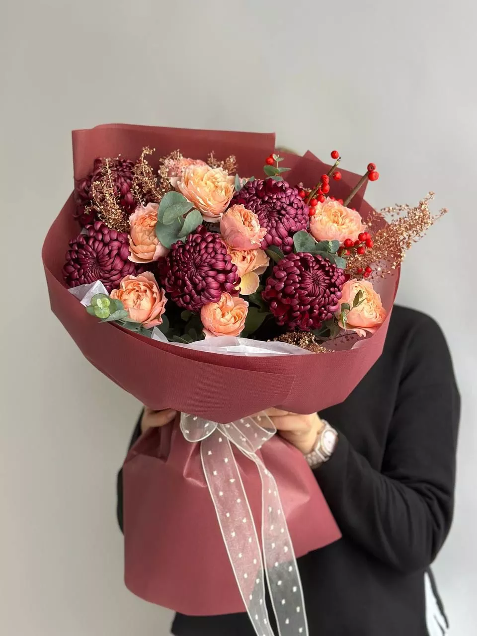 Букет "Амур и вишня" из пионовидных спрей роз и крупных хризантем