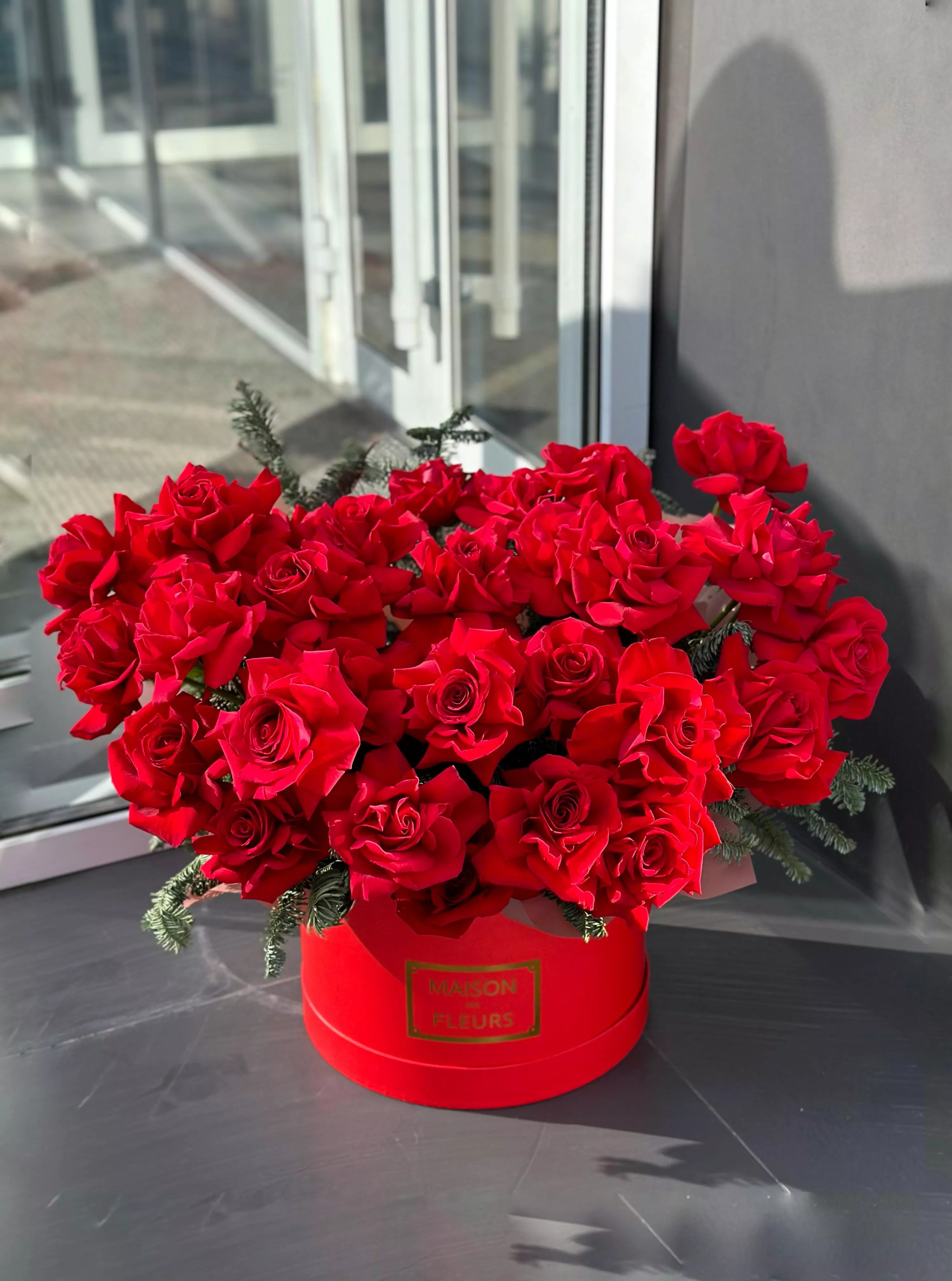 Букет "Королевская грация" из красных роз и нобилиса