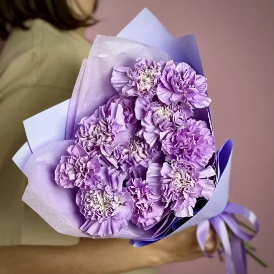 Букет из 11 фиолетовых гвоздик  в оформлении