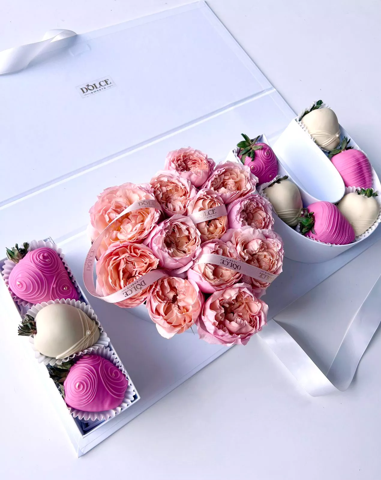 Клубничный бокс с цветами "Love you" клубника в шоколаде и пионовидные спрей розы