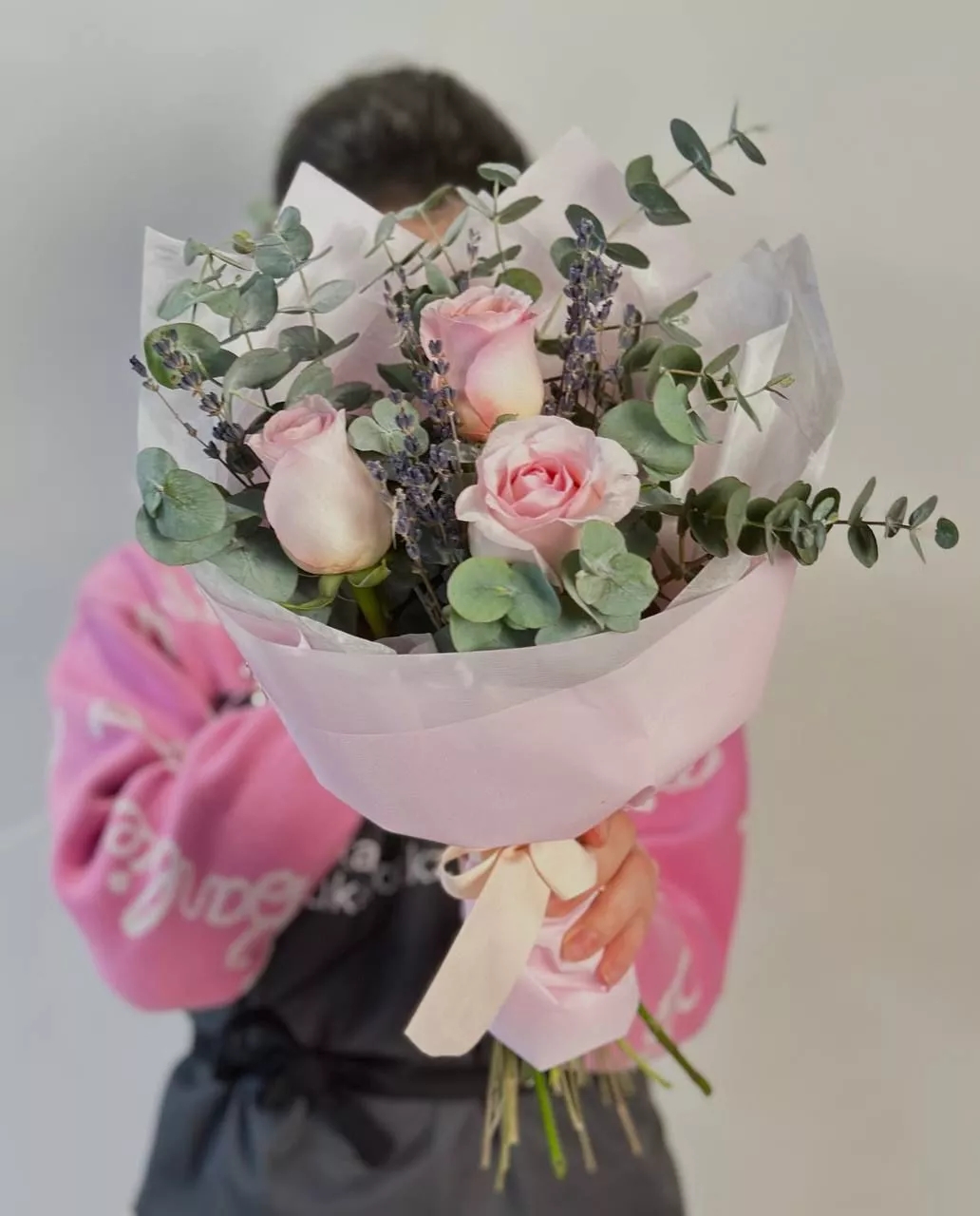Букет "Весна" из роз, лаванды и эвкалипта