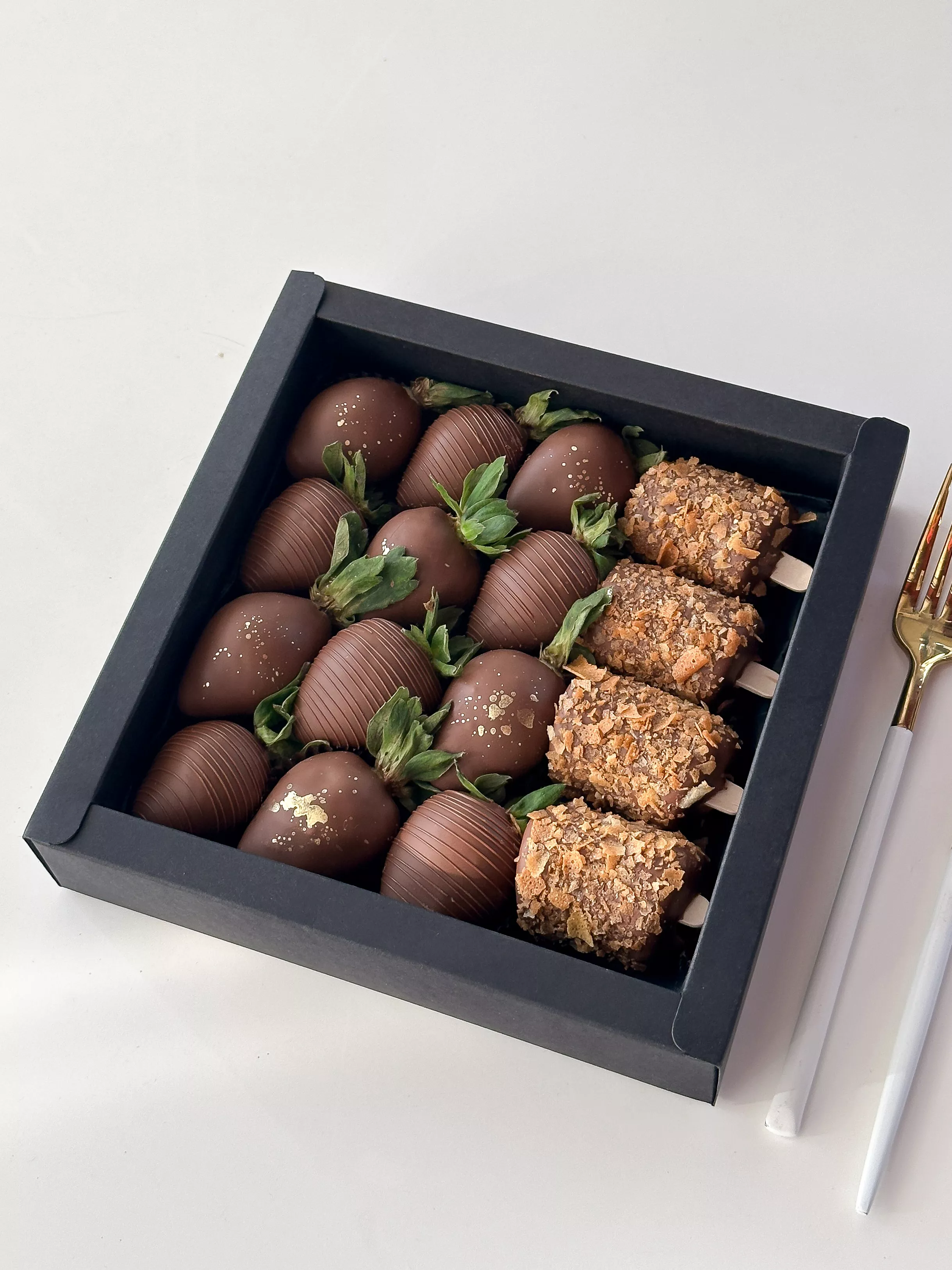 Клубничный-банановый бокс "Капучино" клубника и бананы в молочном шоколаде