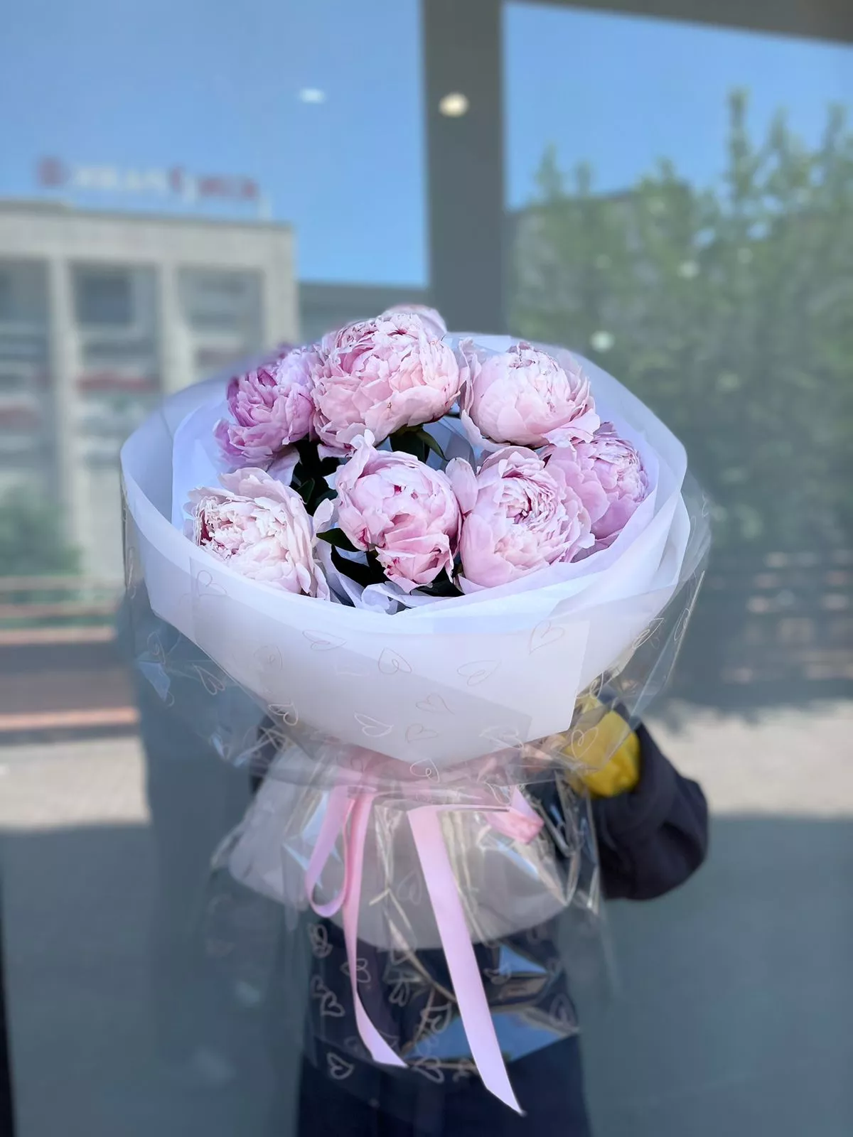 Букет из 7 голландских пионов в оформлении