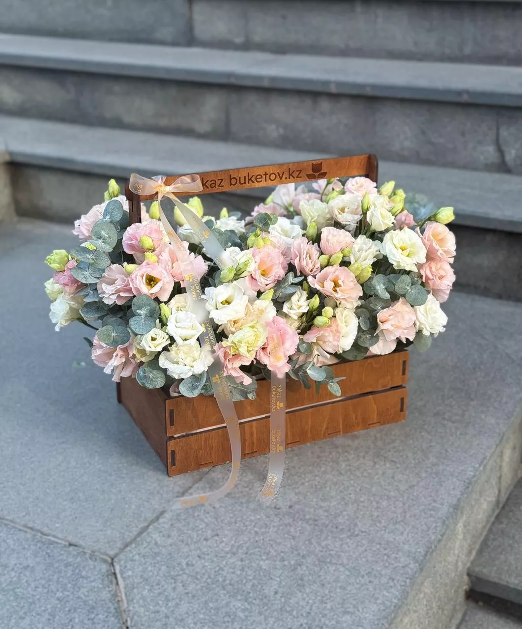 Композиция "Трепетная нежность" из лизиантусов в деревянном ящике