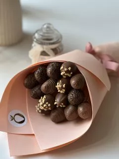 Клубничный букет "Комплимент" клубника в молочном шоколаде