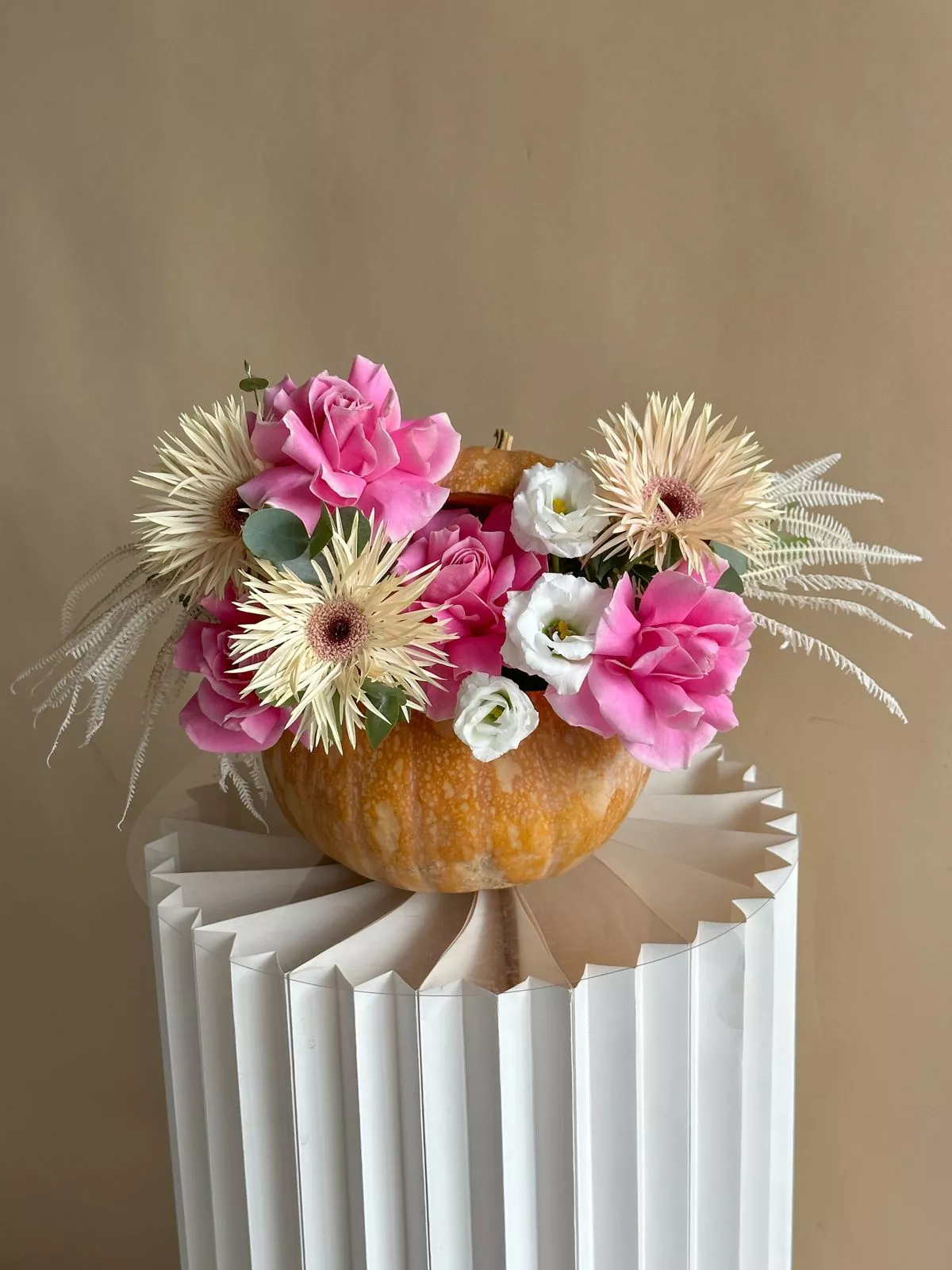 Композиция в тыкве "Sintia" из лизиантусов, роз и гербер