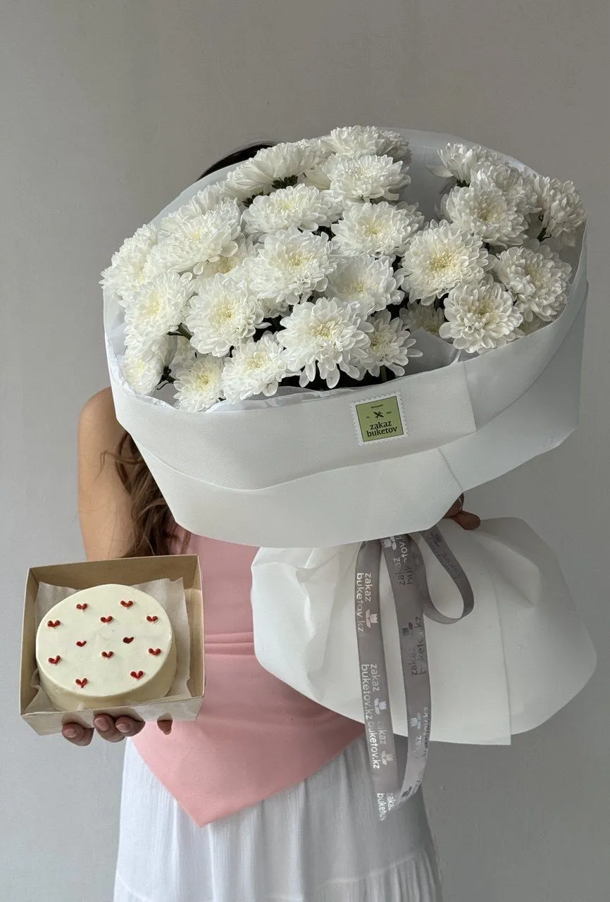 Сет "Чудесный" букет из ромашковидных хризантем и бенто тортика