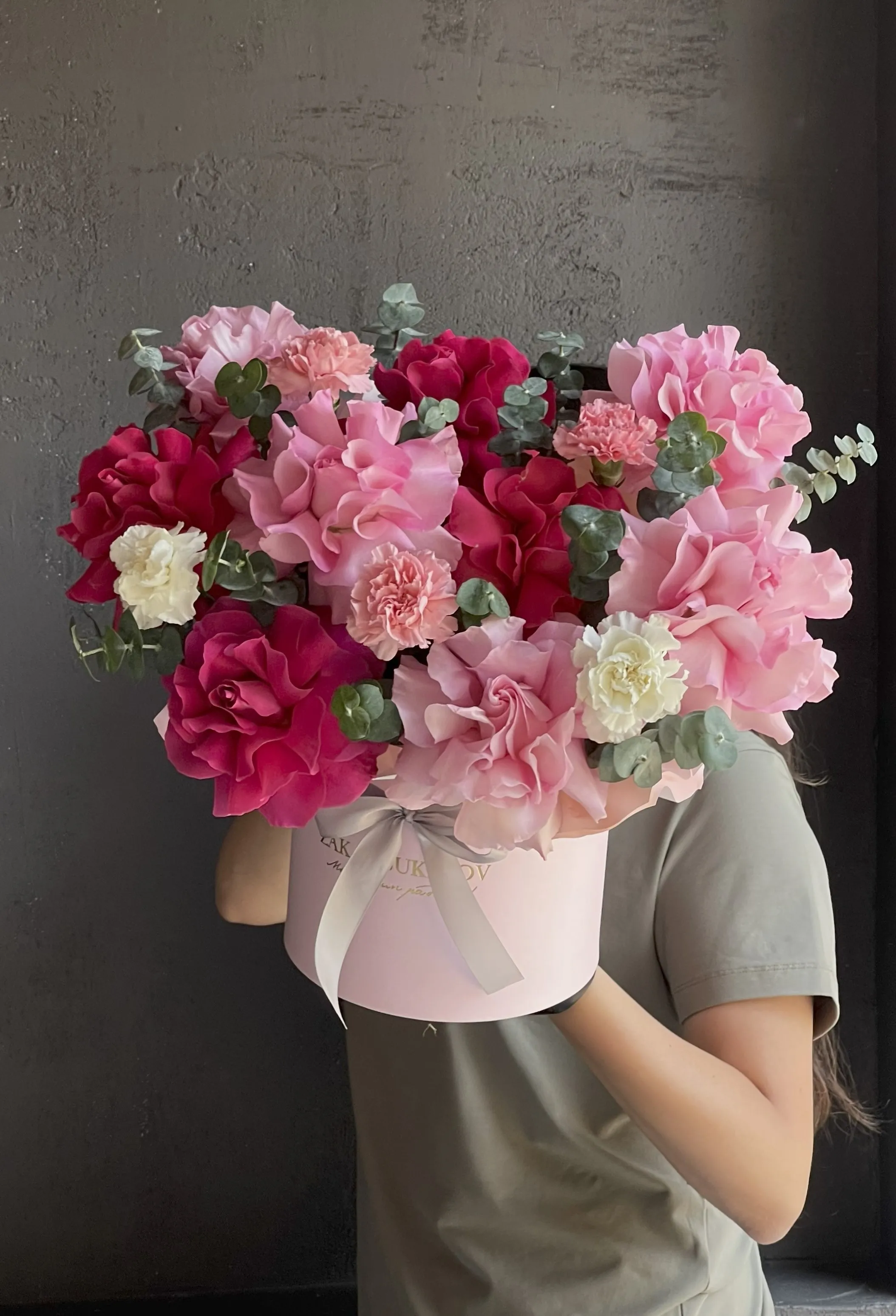 Букет "Цветочное облако" из роз, гвоздик и эвкалипта в коробке