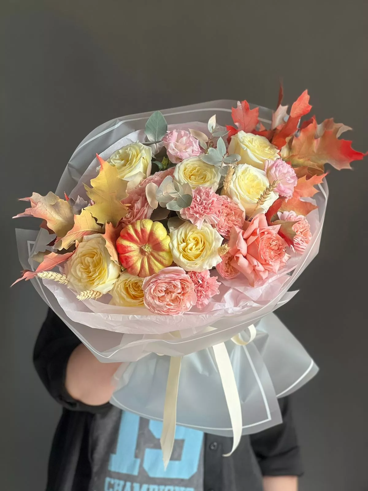 Композиция "Sensi" из роз, лизиантусов, гвоздик и кукурбиты