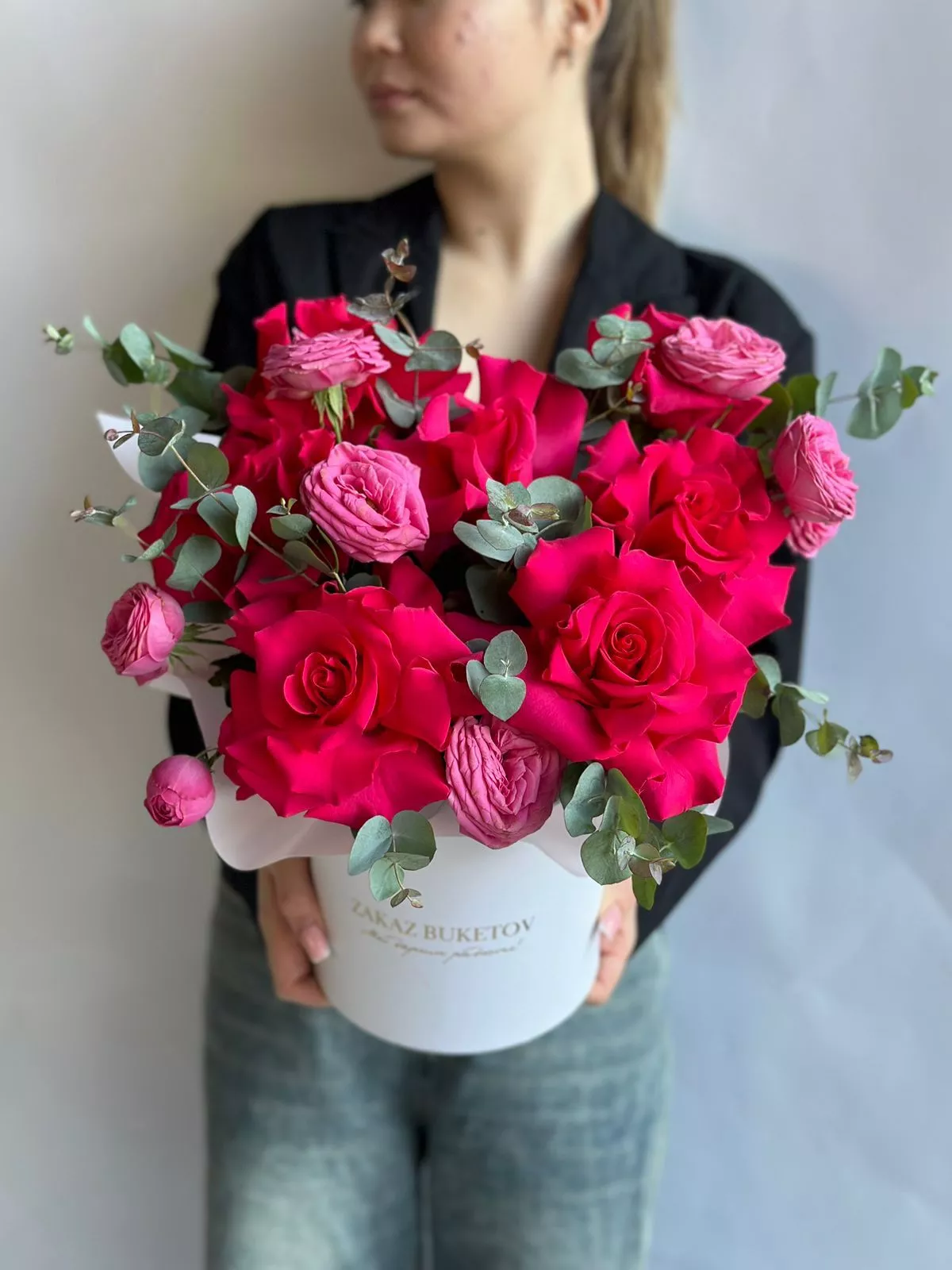 Композиция "Теплое объятие" из роз, спрей роз и эвкалипта в коробке