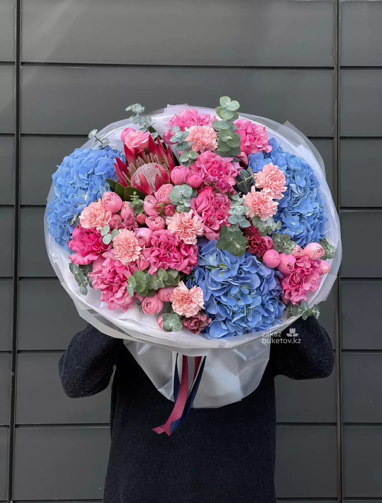 Букет "Скайлер" из гортензий, гвоздик, роз и протеи