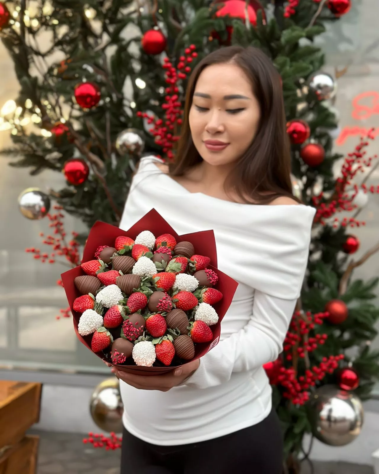 Клубничный конус "Сладкий каприз" из клубники в шоколаде со свежими ягодами