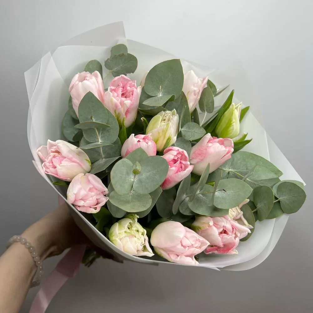 Букет из пионовидных тюльпан и эвкалипта "Весенний"