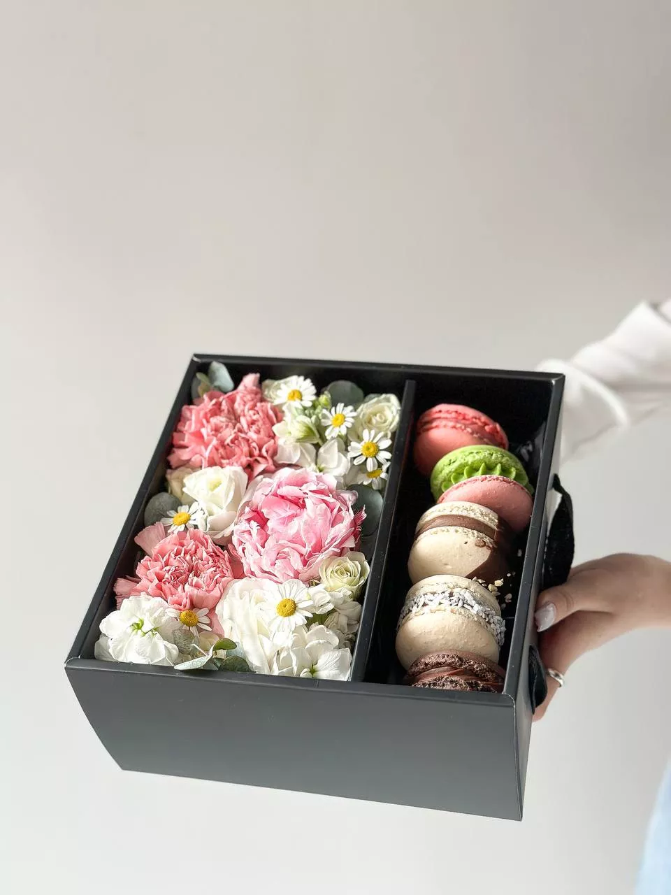  "Мария Макарон" M комбо пионы, лизиантус, гвоздика и ромашка в коробке с макаронс