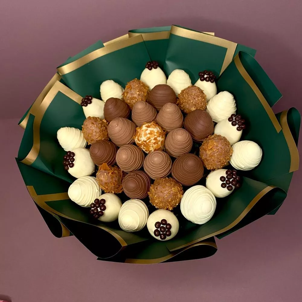 Клубничный букет "Фердинанд" из клубники в белом и молочном шоколаде