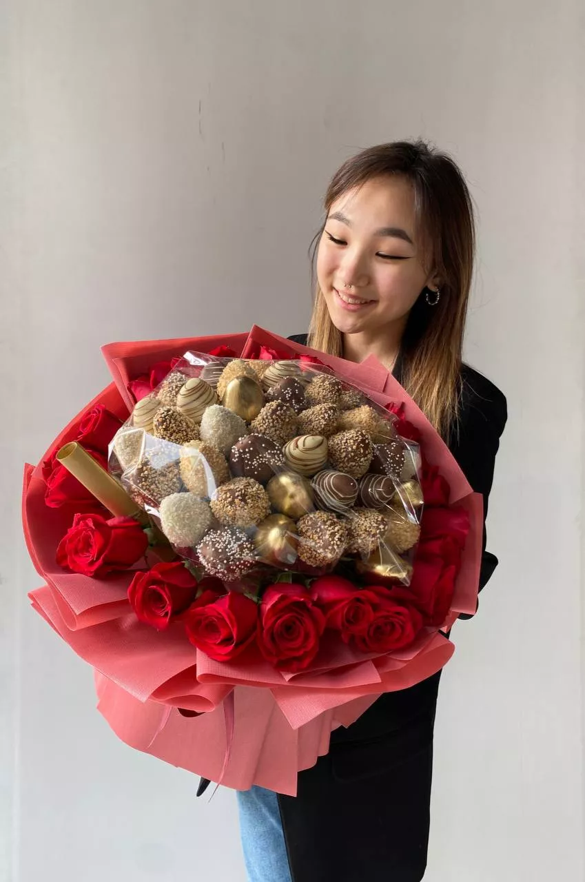 Клубничный букет из клубники в шоколаде и роз "Роза Тюдоров" L 