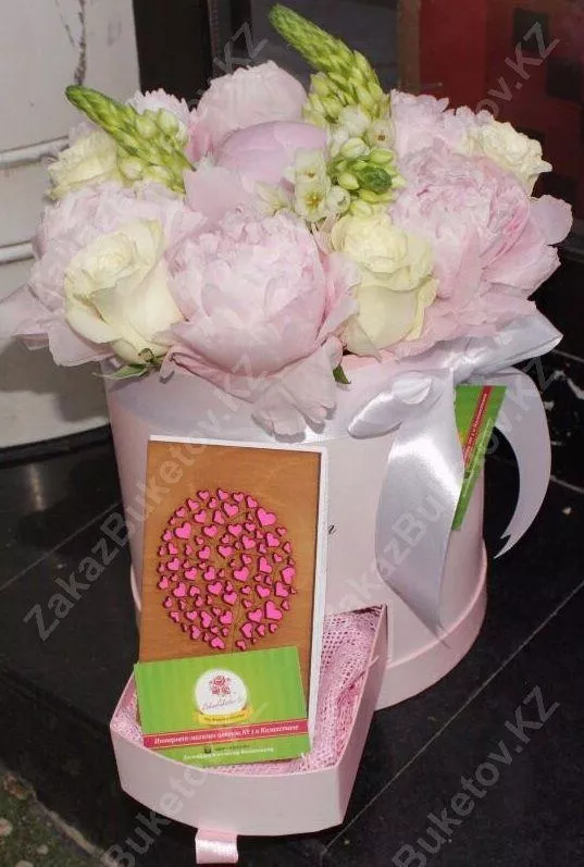 Композиция "Розовая мечта" из пионов и роз
