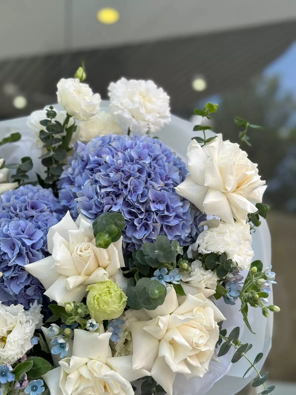 Букет "Морской бриз"  из гортензии, роз и лизиантусов