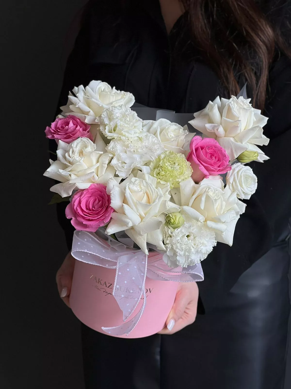 Композиция "Starry" из роз и лизиантусов в коробке