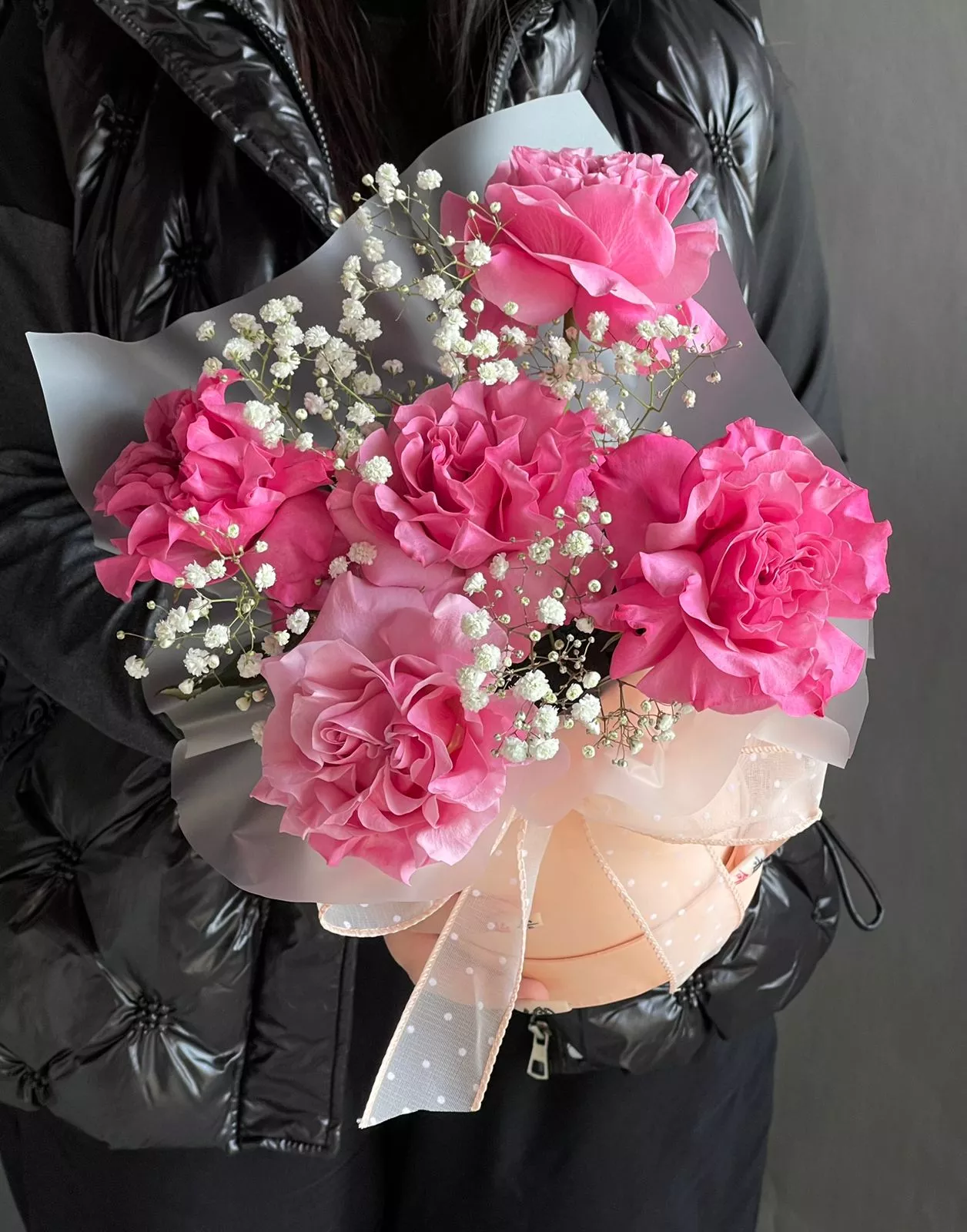 Композиция "VelvetBlossom" из роз и гипсоилы